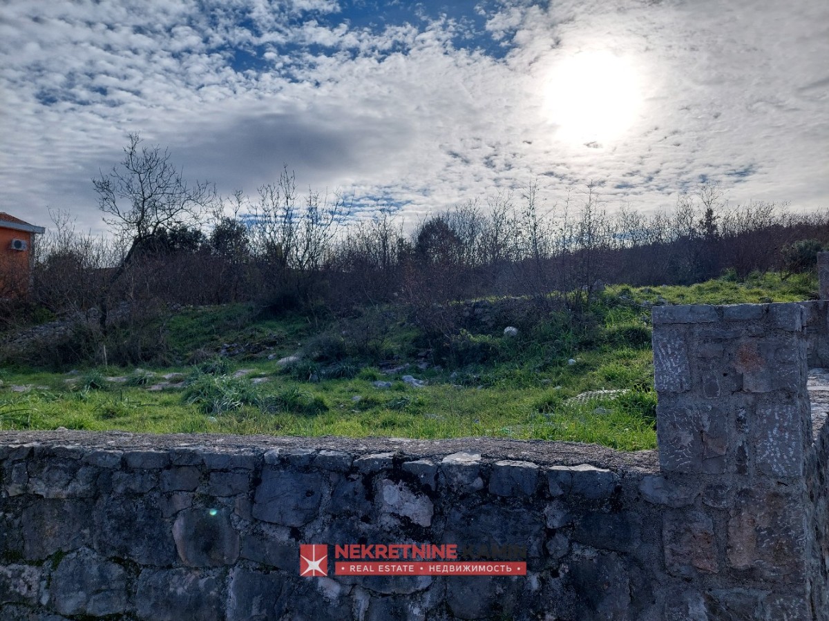 Plac od 6.594 m² sa dvije uknjižene ruševine, Lješevići, Grbalj